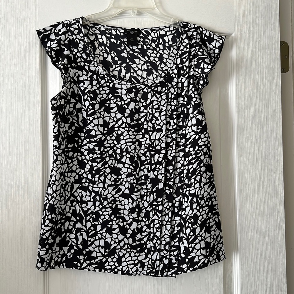 Ann Taylor Petite Blouse  Black & White  Size SP  100% Polyester  Like New  EUC